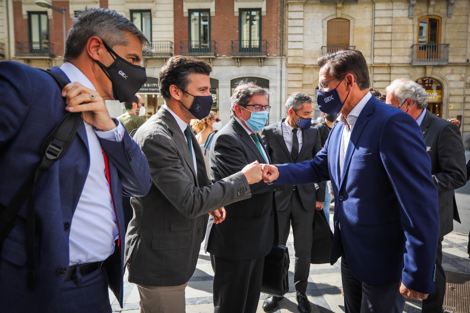 La reunión, que se ha producido en un hotel del Centro, ha arrancado con 17 minutos de retraso debido al atraso del cierre del pleno municipal, que ha finalizado sólo unos momentos antes