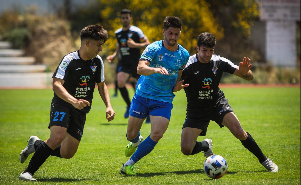 Bolívar volvió locos a Roberto, Ibra y el resto de defensores del Melilla. Tres goles acabó haciendo. 