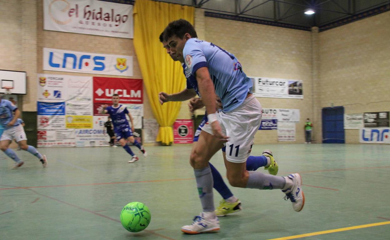 Nacho Gil conduce el balón buscando disparo ante un bien plantado Manzanares.. 