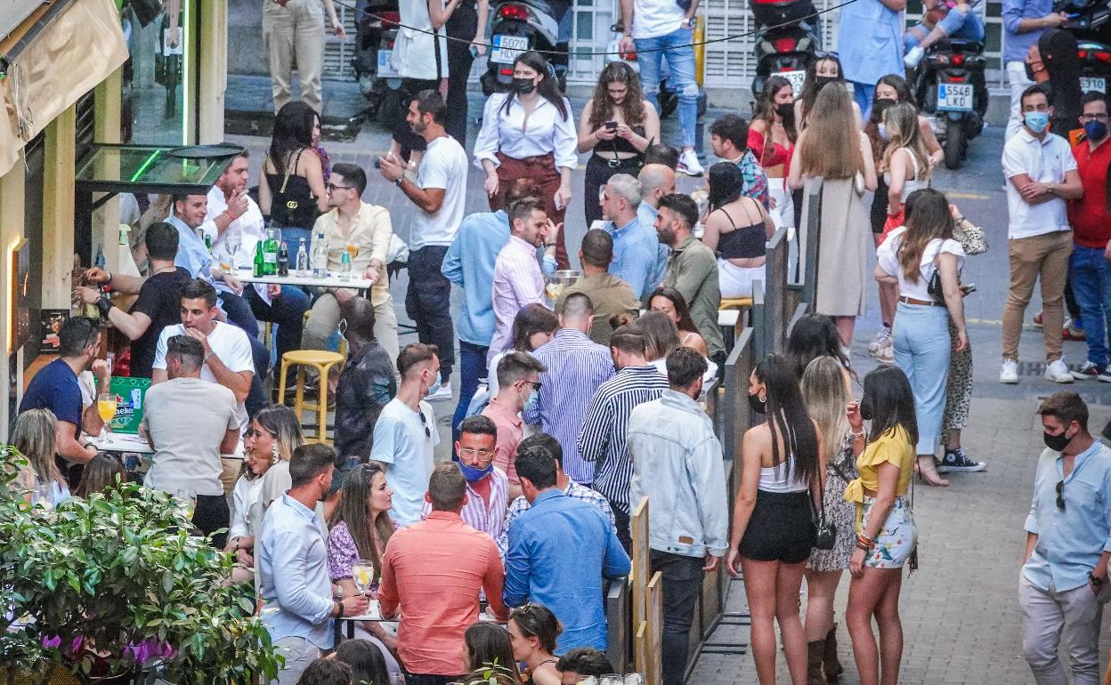 Ambiente de fin de semana en las calles de Granada.