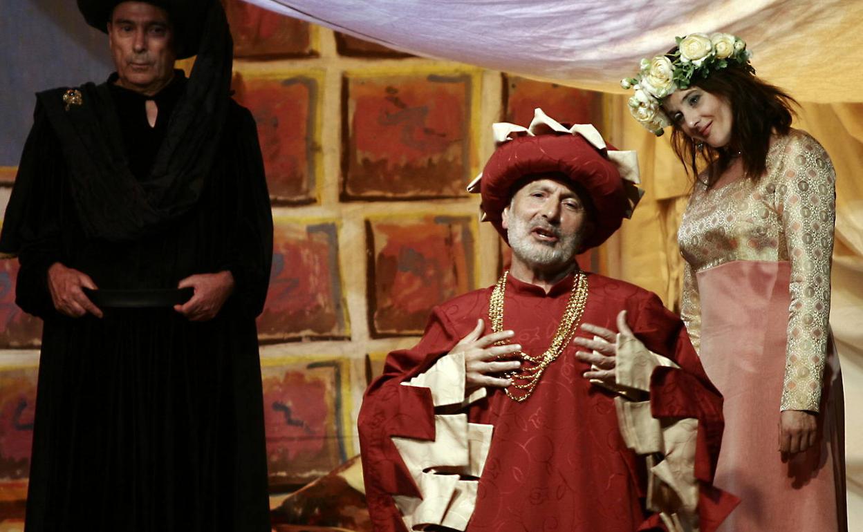 'El castillo de Dios' de Manuel Benítez Carrasco, en el patio del monasterio de San Jerónimo por la compañía Mira de Amescua, en el Corpus de 2006.