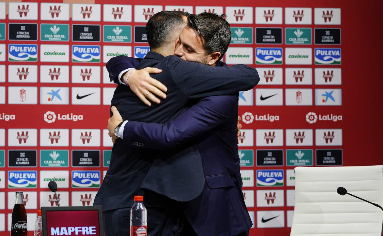 Diego Martínez y Fran Sánchez se funden en un abrazo. 