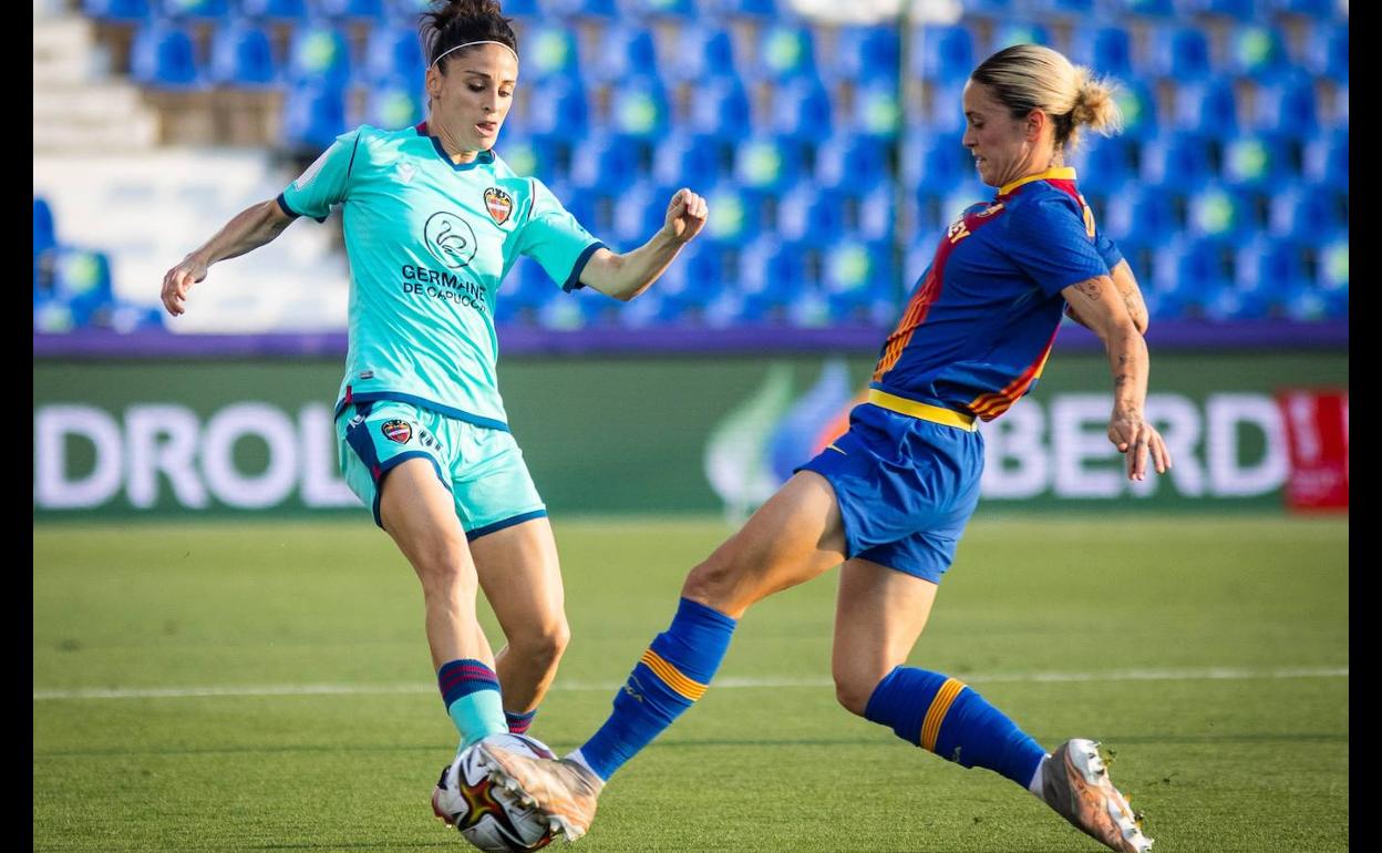Esther (izquierda) pelea un balón durante la final. 