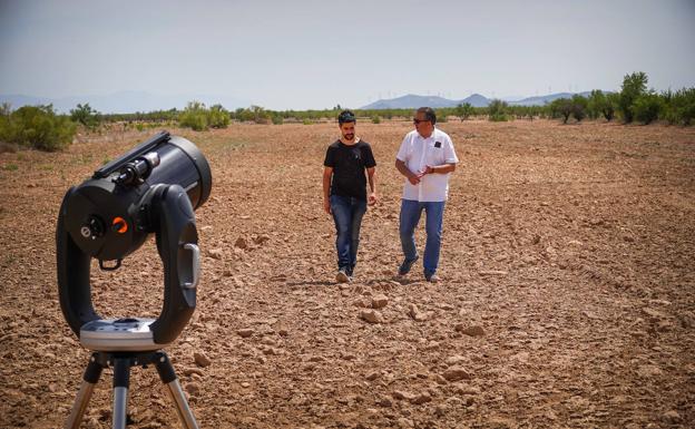 Miguel Ángel y Miguel pasean por el terreno donde se instalará el complejo. 