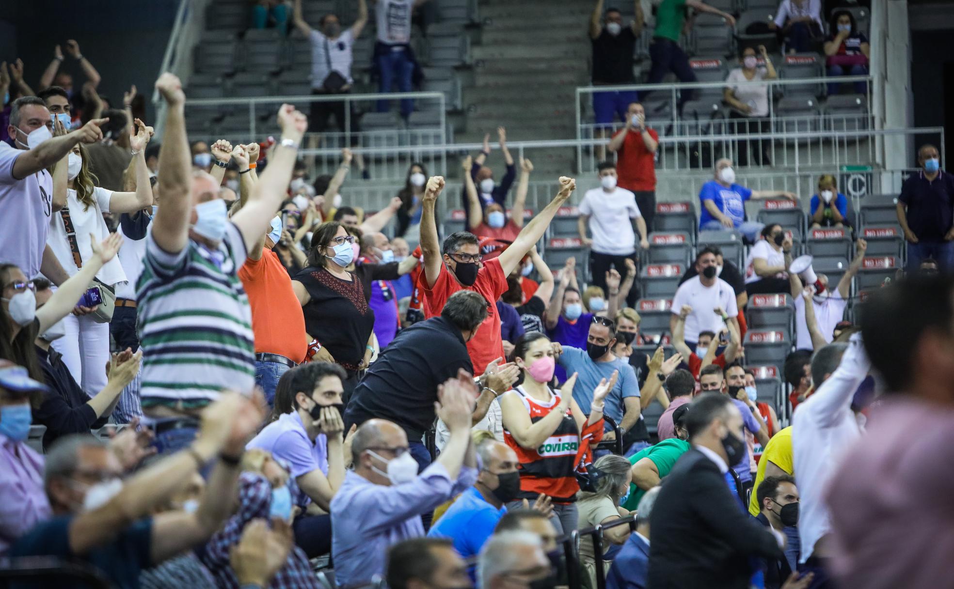 El público en el Palacio de los Deportes celebra eufórico el triunfo en la prórroga del Covirán. 
