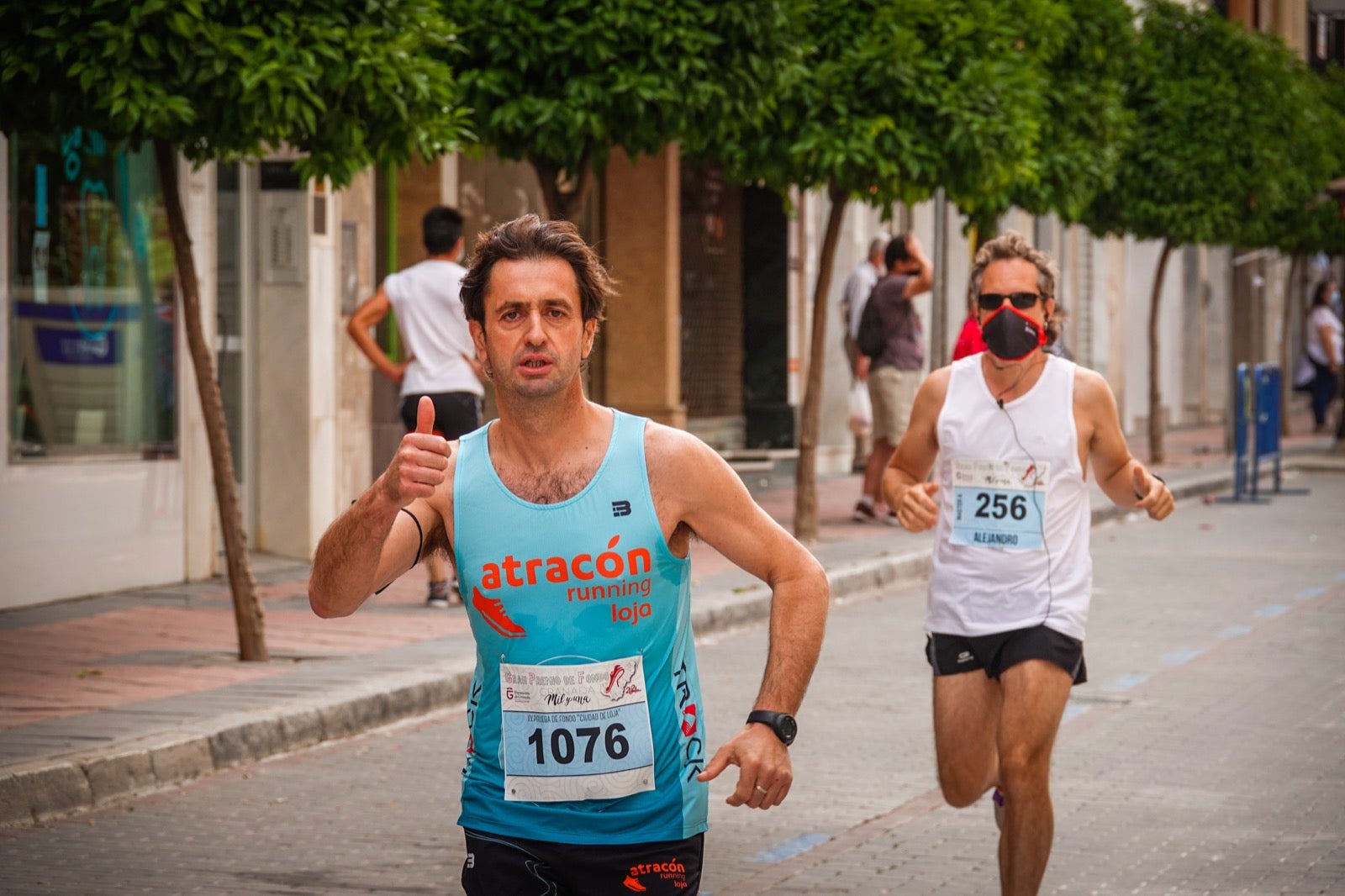 250 corredores, la mitad de ellos locales, participan en la prueba en una espectacular jornada de atletismo y un exigente recorrido por el casco urbano lojeño a lo largo de 10,5 kilómetros