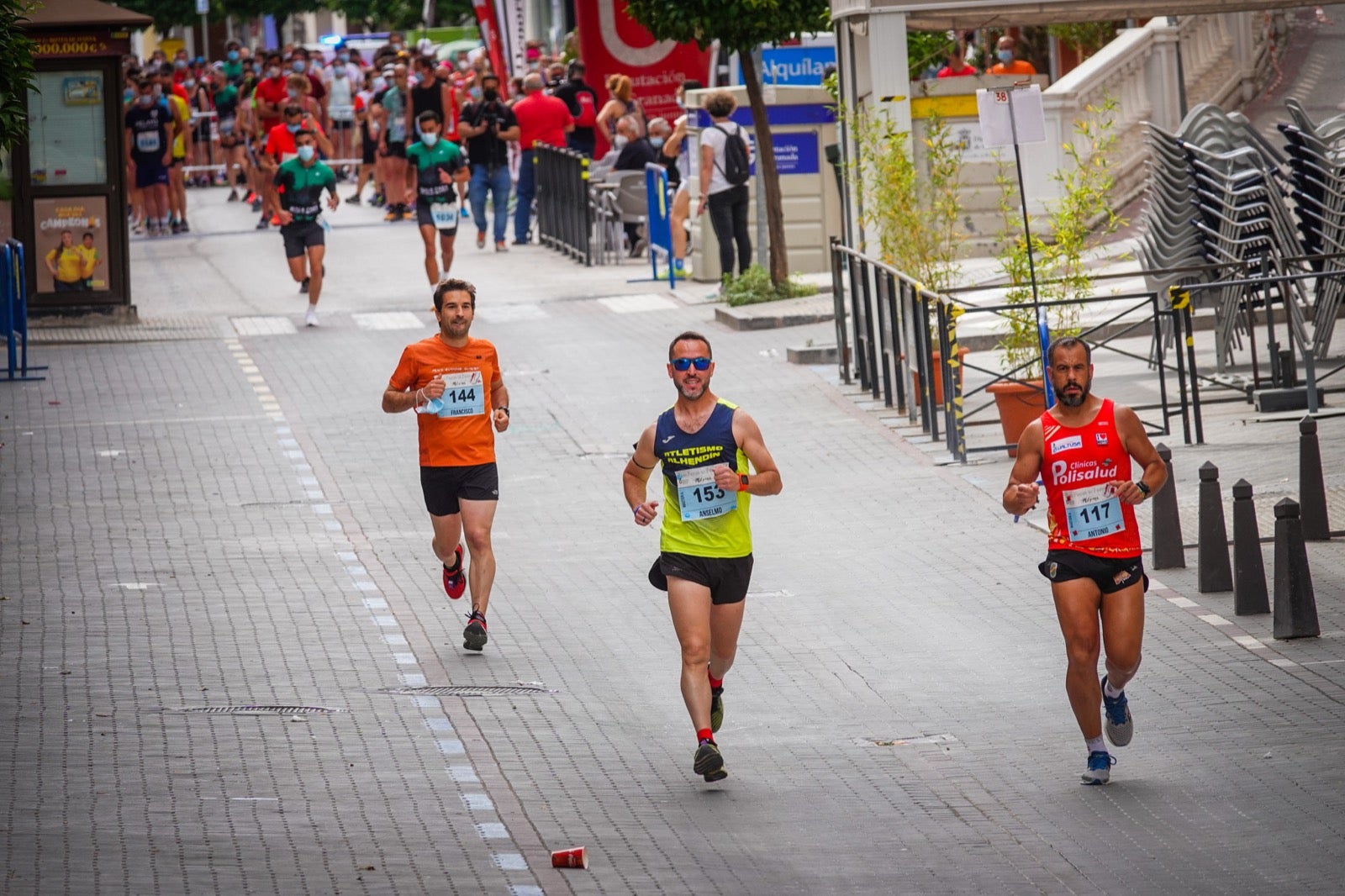 250 corredores, la mitad de ellos locales, participan en la prueba en una espectacular jornada de atletismo y un exigente recorrido por el casco urbano lojeño a lo largo de 10,5 kilómetros