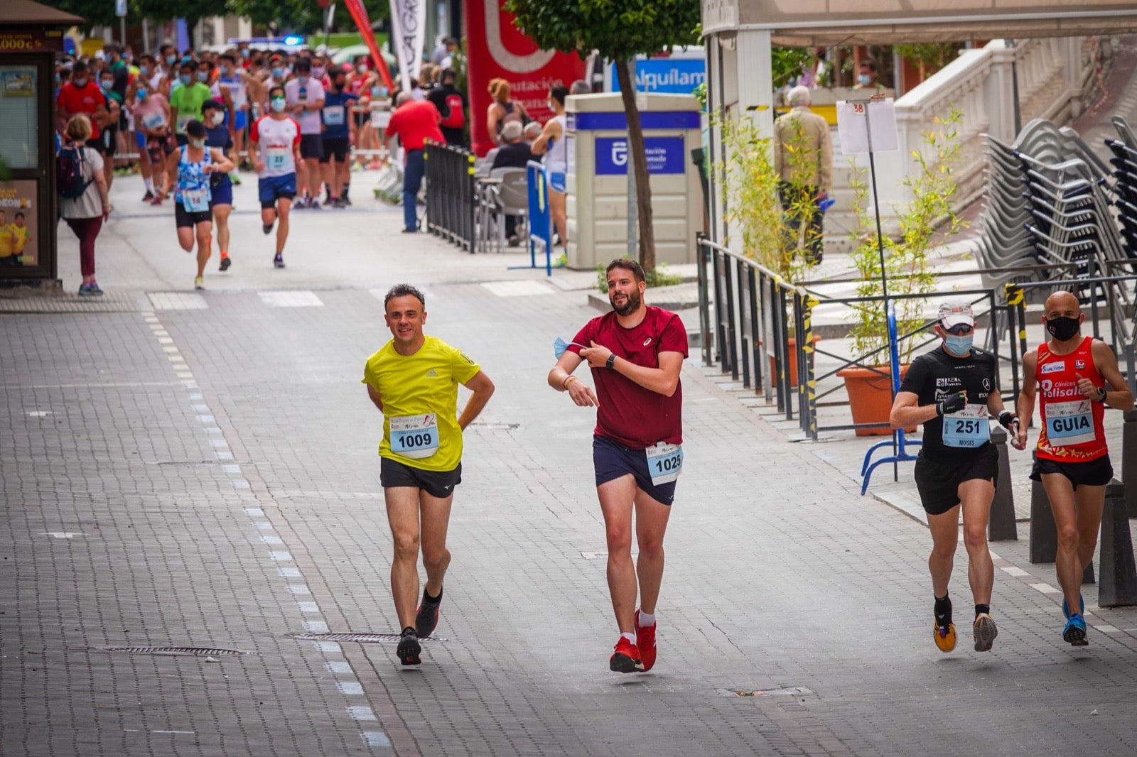 250 corredores, la mitad de ellos locales, participan en la prueba en una espectacular jornada de atletismo y un exigente recorrido por el casco urbano lojeño a lo largo de 10,5 kilómetros