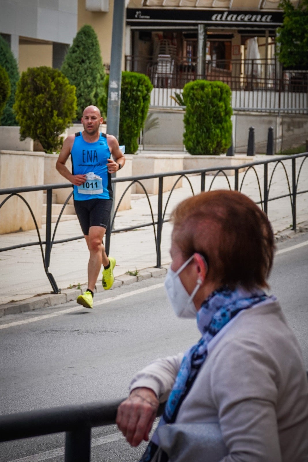 250 corredores, la mitad de ellos locales, participan en la prueba en una espectacular jornada de atletismo y un exigente recorrido por el casco urbano lojeño a lo largo de 10,5 kilómetros