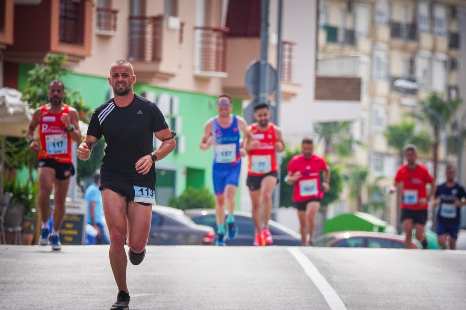 250 corredores, la mitad de ellos locales, participan en la prueba en una espectacular jornada de atletismo y un exigente recorrido por el casco urbano lojeño a lo largo de 10,5 kilómetros