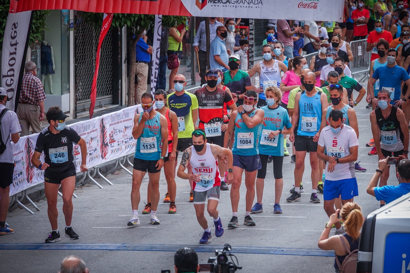 250 corredores, la mitad de ellos locales, participan en la prueba en una espectacular jornada de atletismo y un exigente recorrido por el casco urbano lojeño a lo largo de 10,5 kilómetros