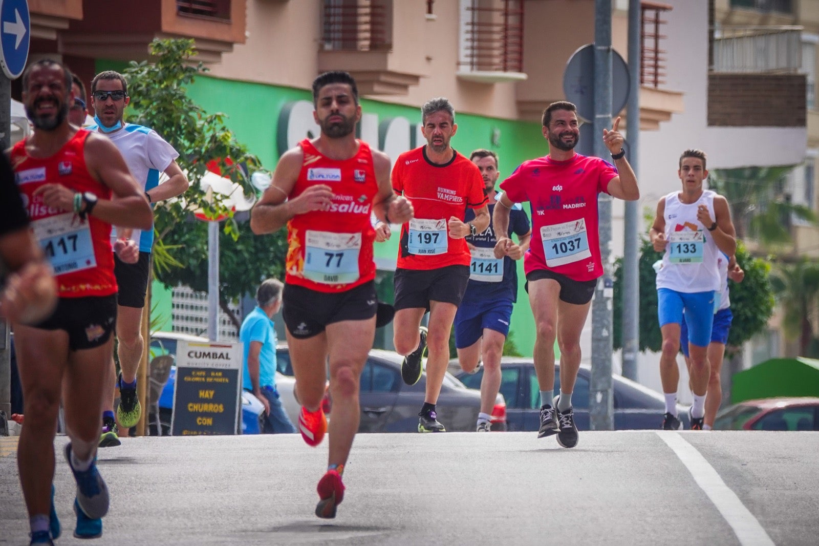 250 corredores, la mitad de ellos locales, participan en la prueba en una espectacular jornada de atletismo y un exigente recorrido por el casco urbano lojeño a lo largo de 10,5 kilómetros