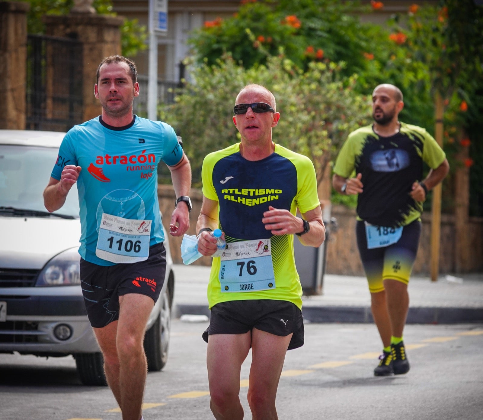 250 corredores, la mitad de ellos locales, participan en la prueba en una espectacular jornada de atletismo y un exigente recorrido por el casco urbano lojeño a lo largo de 10,5 kilómetros