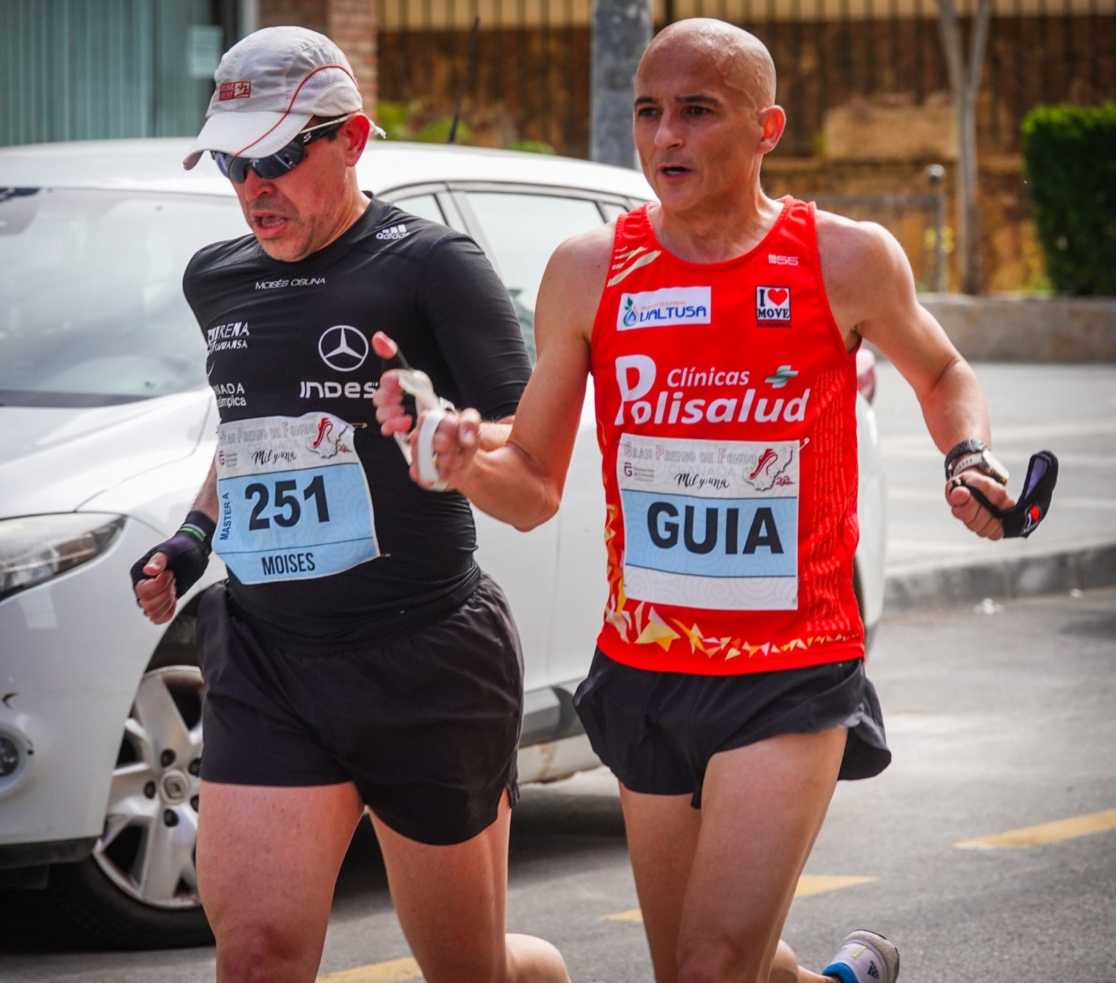 250 corredores, la mitad de ellos locales, participan en la prueba en una espectacular jornada de atletismo y un exigente recorrido por el casco urbano lojeño a lo largo de 10,5 kilómetros