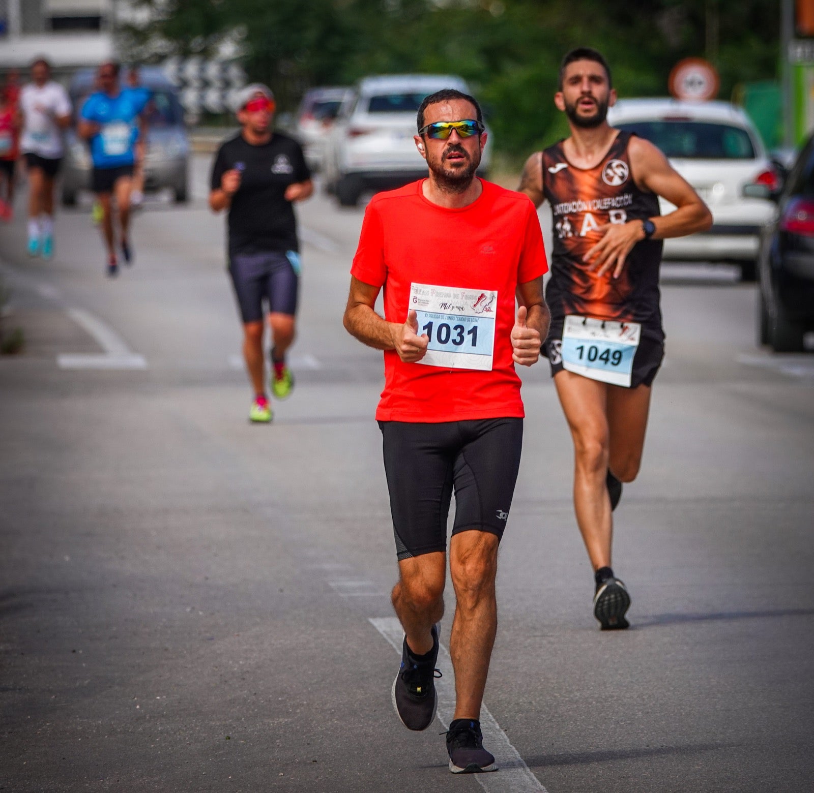 250 corredores, la mitad de ellos locales, participan en la prueba en una espectacular jornada de atletismo y un exigente recorrido por el casco urbano lojeño a lo largo de 10,5 kilómetros