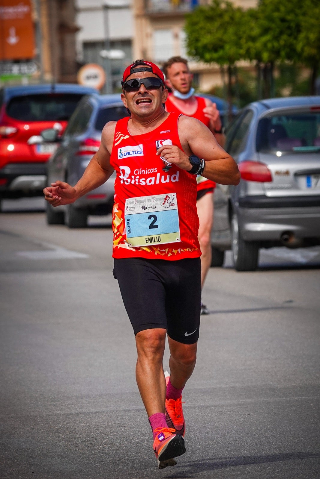 250 corredores, la mitad de ellos locales, participan en la prueba en una espectacular jornada de atletismo y un exigente recorrido por el casco urbano lojeño a lo largo de 10,5 kilómetros