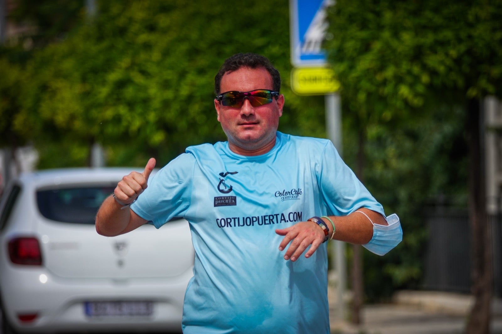 250 corredores, la mitad de ellos locales, participan en la prueba en una espectacular jornada de atletismo y un exigente recorrido por el casco urbano lojeño a lo largo de 10,5 kilómetros