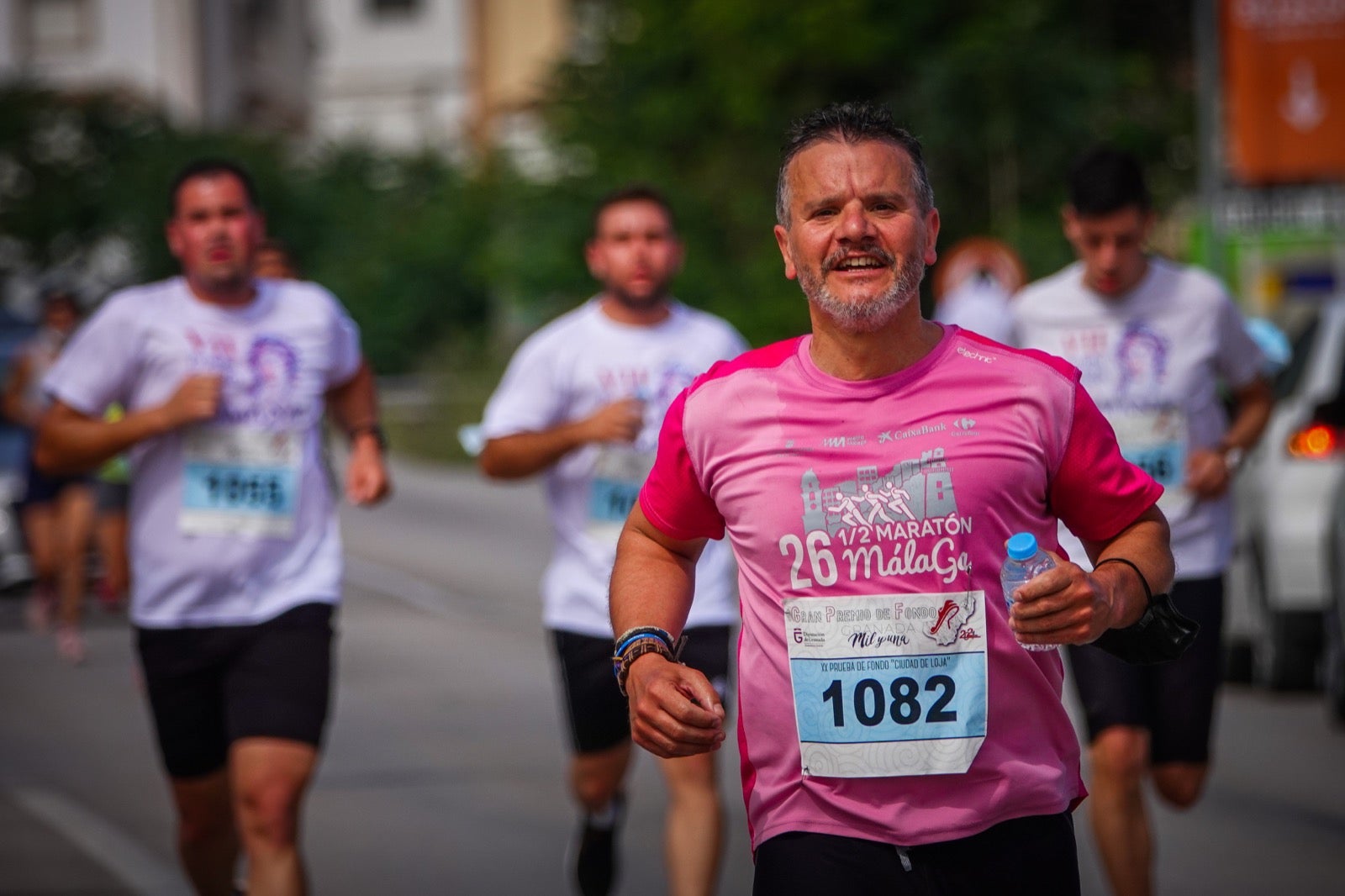 250 corredores, la mitad de ellos locales, participan en la prueba en una espectacular jornada de atletismo y un exigente recorrido por el casco urbano lojeño a lo largo de 10,5 kilómetros
