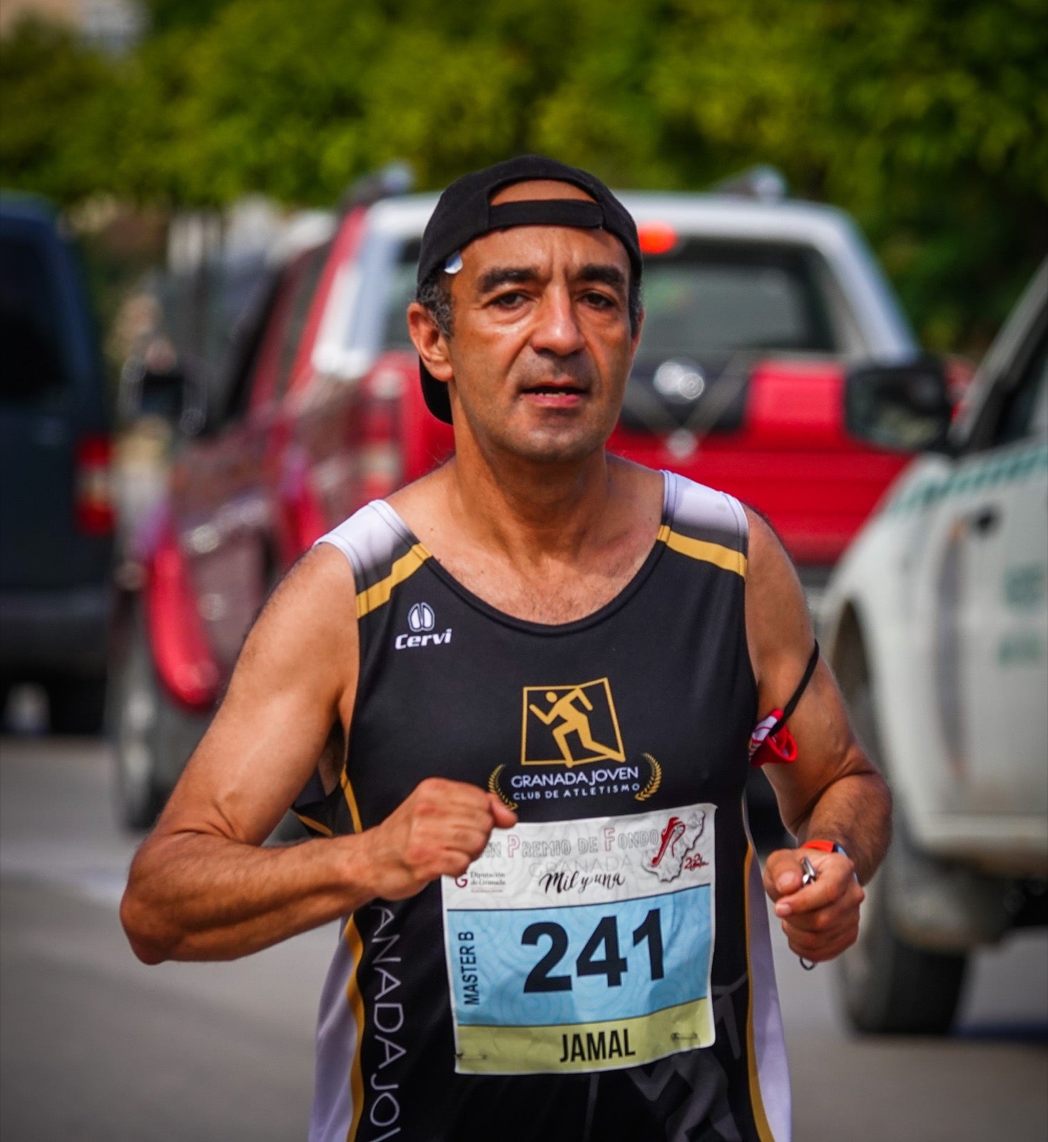 250 corredores, la mitad de ellos locales, participan en la prueba en una espectacular jornada de atletismo y un exigente recorrido por el casco urbano lojeño a lo largo de 10,5 kilómetros