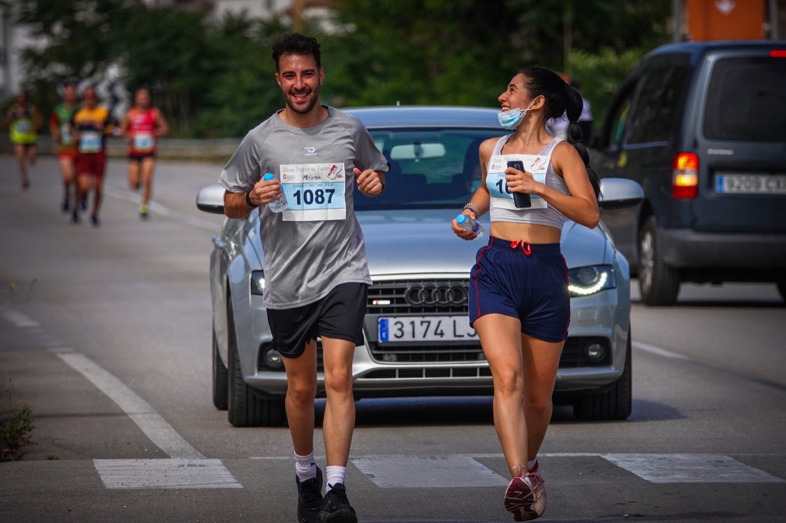 250 corredores, la mitad de ellos locales, participan en la prueba en una espectacular jornada de atletismo y un exigente recorrido por el casco urbano lojeño a lo largo de 10,5 kilómetros