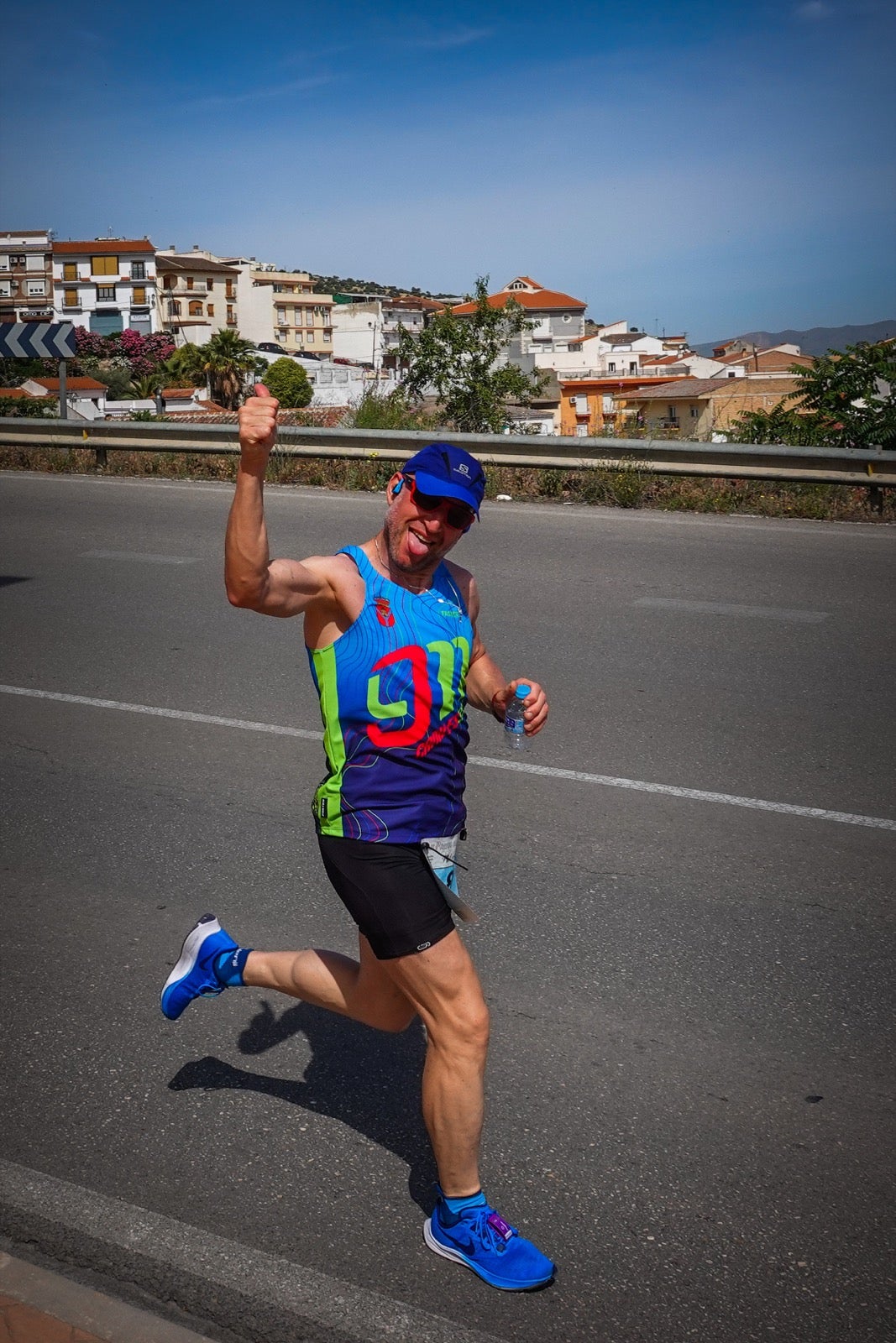 250 corredores, la mitad de ellos locales, participan en la prueba en una espectacular jornada de atletismo y un exigente recorrido por el casco urbano lojeño a lo largo de 10,5 kilómetros