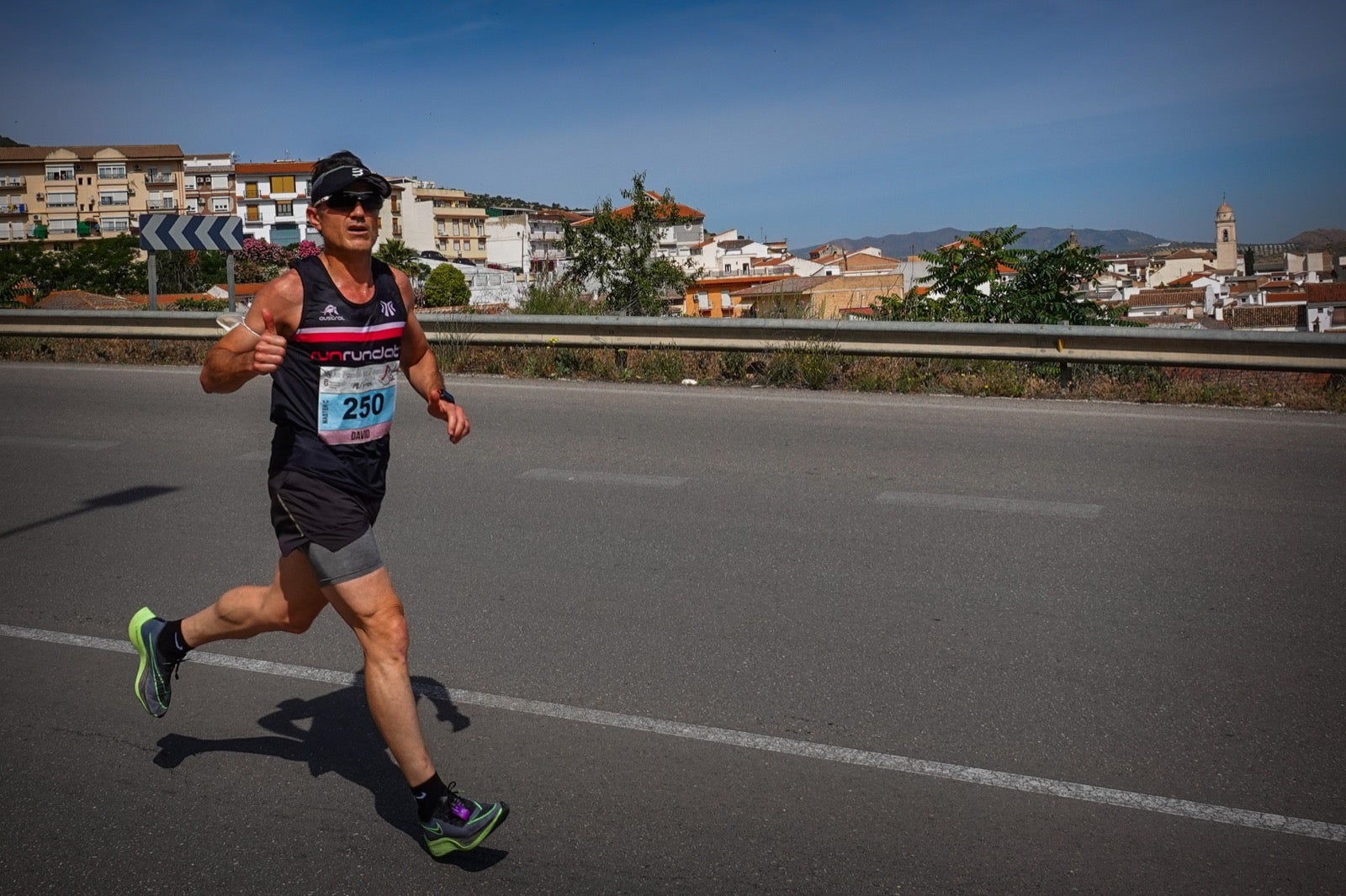 250 corredores, la mitad de ellos locales, participan en la prueba en una espectacular jornada de atletismo y un exigente recorrido por el casco urbano lojeño a lo largo de 10,5 kilómetros
