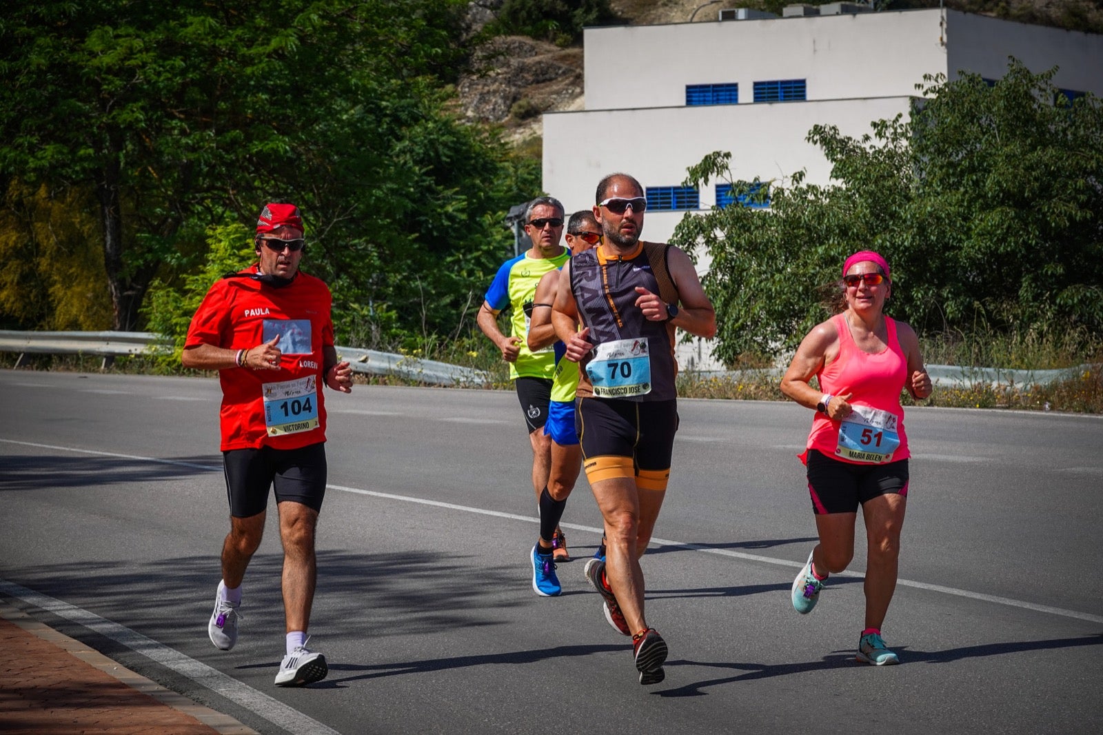 250 corredores, la mitad de ellos locales, participan en la prueba en una espectacular jornada de atletismo y un exigente recorrido por el casco urbano lojeño a lo largo de 10,5 kilómetros