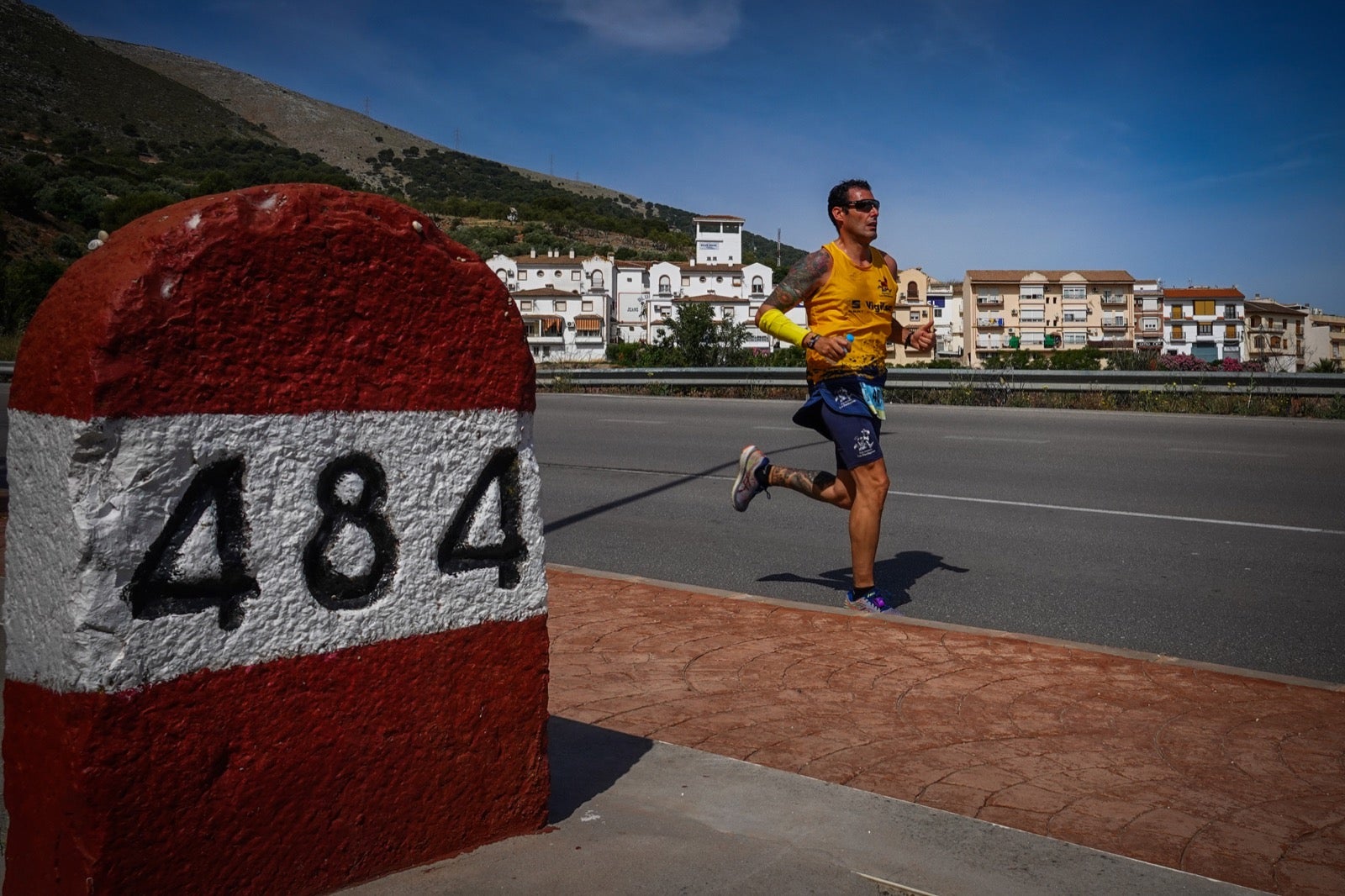 250 corredores, la mitad de ellos locales, participan en la prueba en una espectacular jornada de atletismo y un exigente recorrido por el casco urbano lojeño a lo largo de 10,5 kilómetros