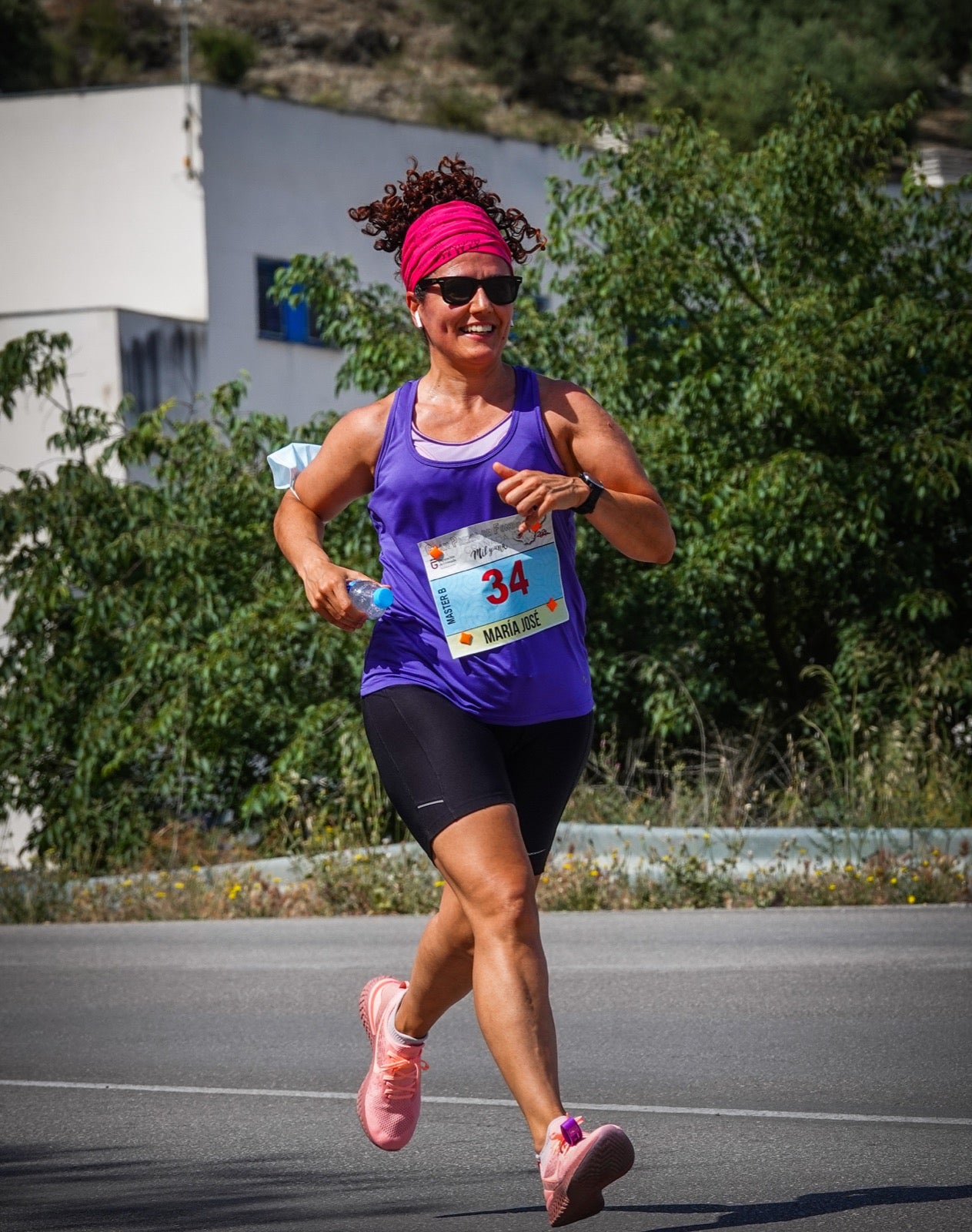 250 corredores, la mitad de ellos locales, participan en la prueba en una espectacular jornada de atletismo y un exigente recorrido por el casco urbano lojeño a lo largo de 10,5 kilómetros
