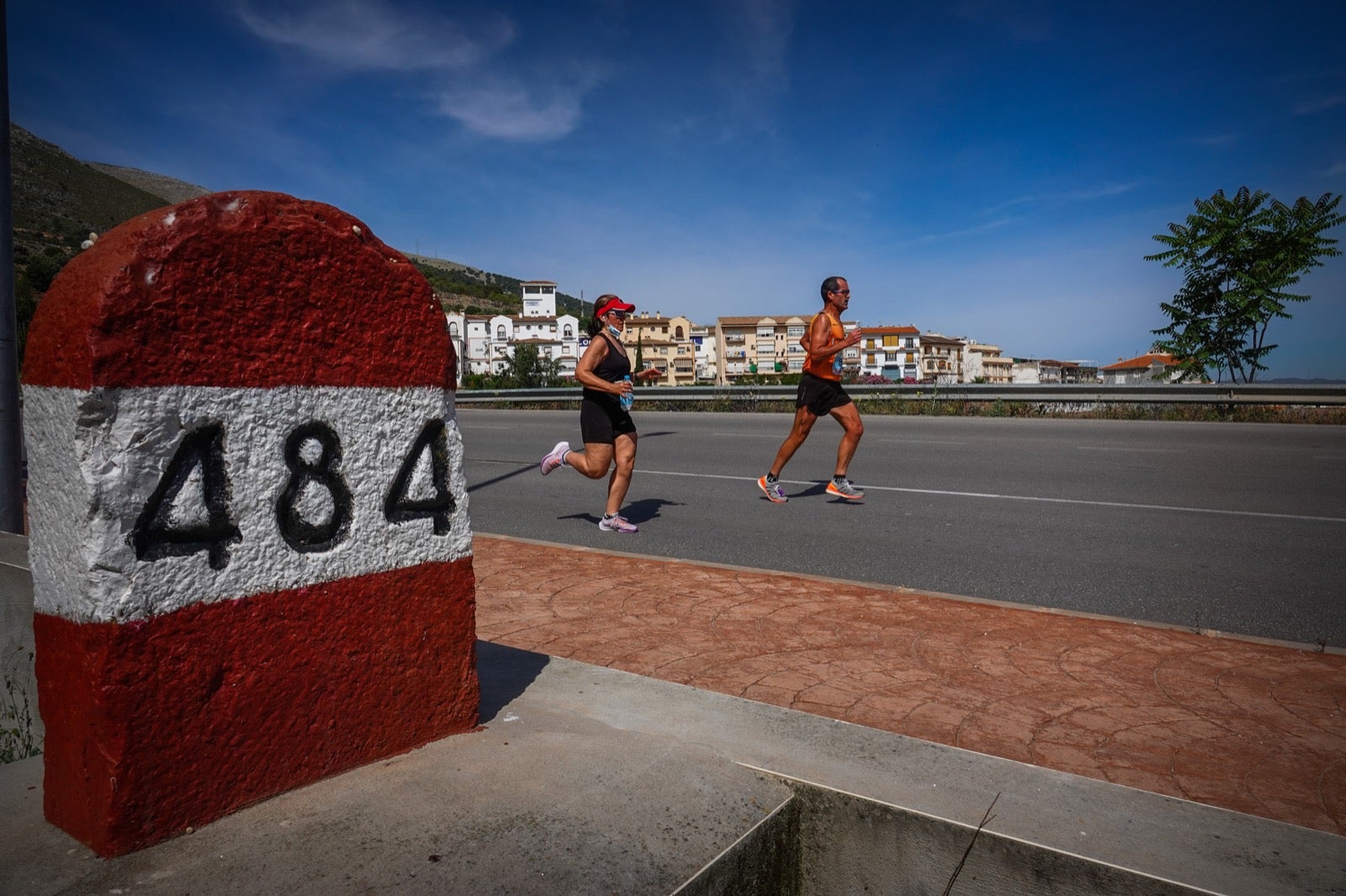 250 corredores, la mitad de ellos locales, participan en la prueba en una espectacular jornada de atletismo y un exigente recorrido por el casco urbano lojeño a lo largo de 10,5 kilómetros