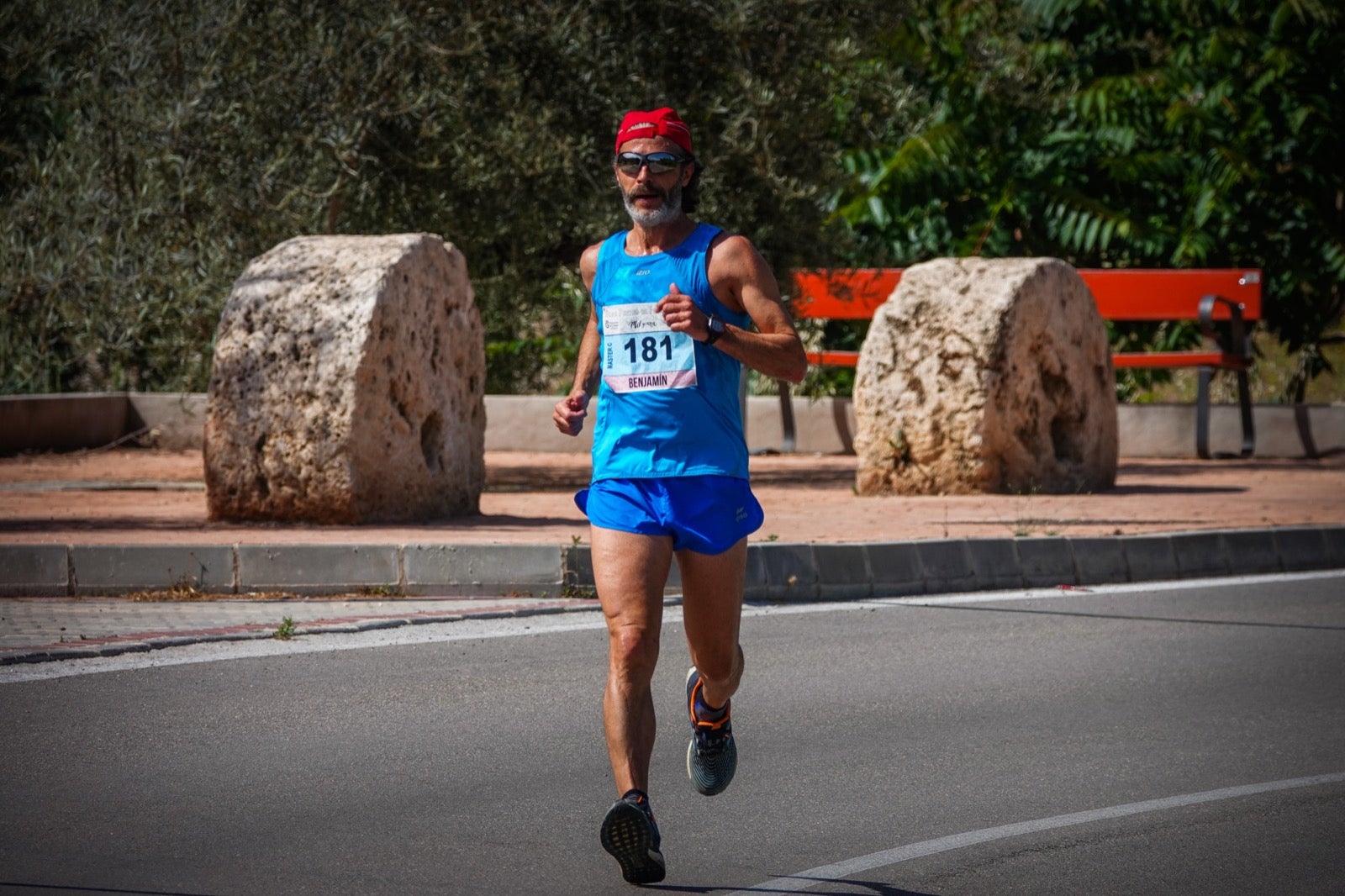 250 corredores, la mitad de ellos locales, participan en la prueba en una espectacular jornada de atletismo y un exigente recorrido por el casco urbano lojeño a lo largo de 10,5 kilómetros