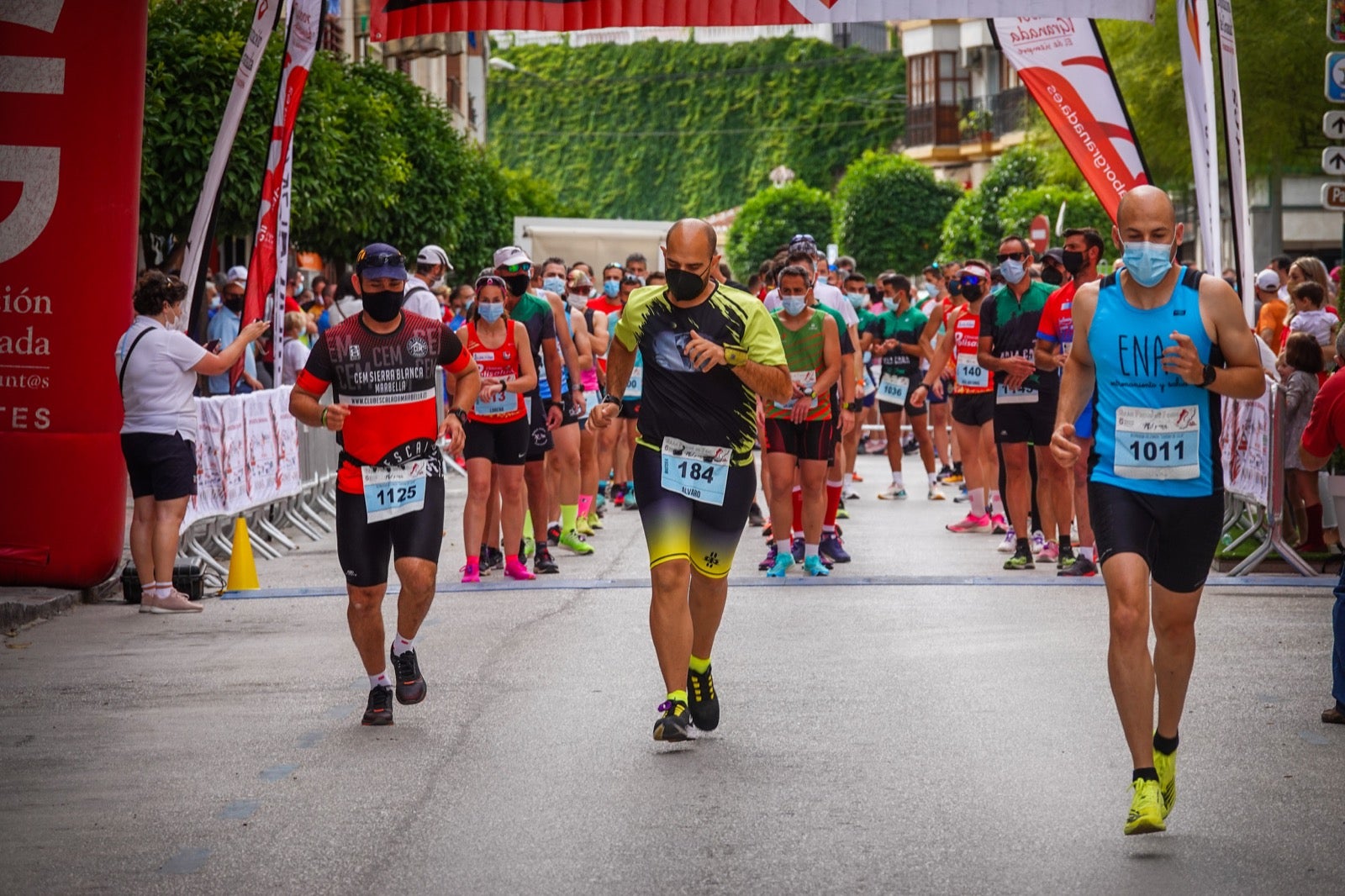 250 corredores, la mitad de ellos locales, participan en la prueba en una espectacular jornada de atletismo y un exigente recorrido por el casco urbano lojeño a lo largo de 10,5 kilómetros