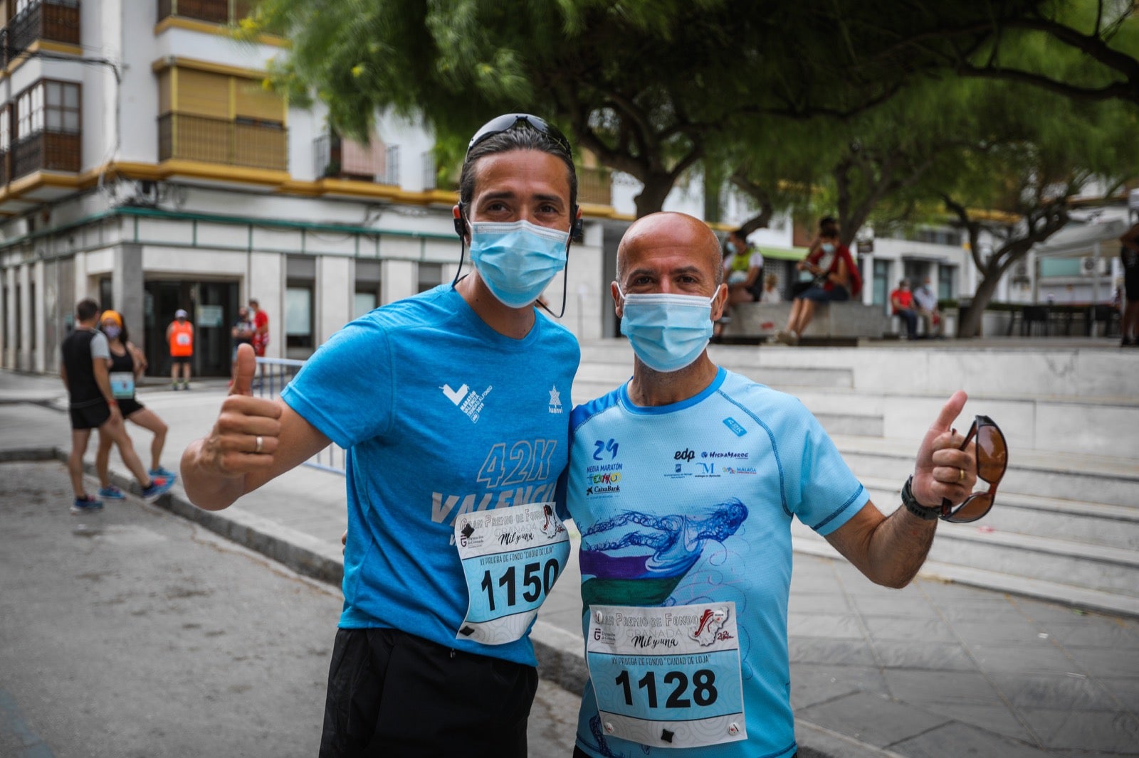250 corredores, la mitad de ellos locales, participan en la prueba en una espectacular jornada de atletismo y un exigente recorrido por el casco urbano lojeño a lo largo de 10,5 kilómetros