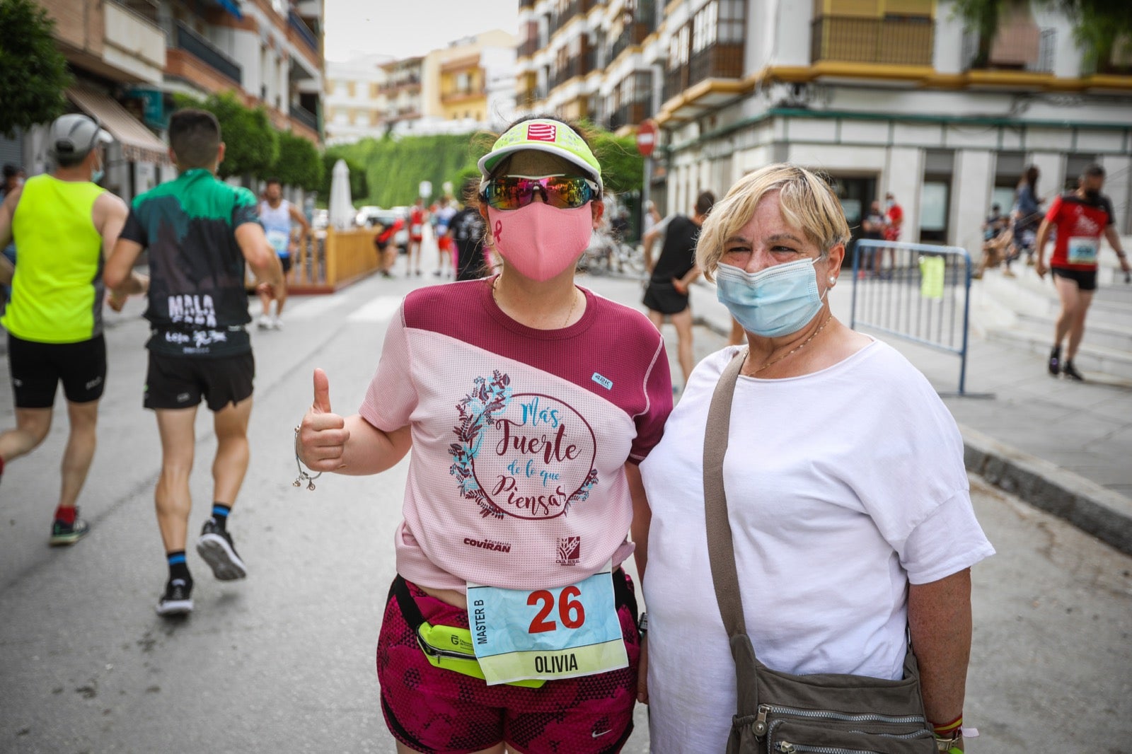 250 corredores, la mitad de ellos locales, participan en la prueba en una espectacular jornada de atletismo y un exigente recorrido por el casco urbano lojeño a lo largo de 10,5 kilómetros