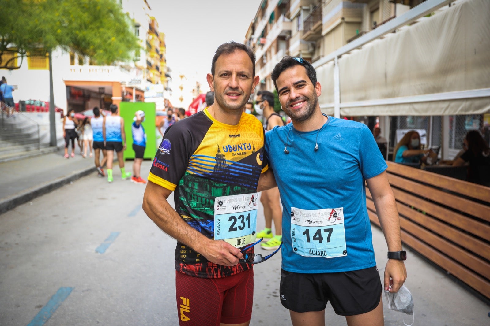 250 corredores, la mitad de ellos locales, participan en la prueba en una espectacular jornada de atletismo y un exigente recorrido por el casco urbano lojeño a lo largo de 10,5 kilómetros