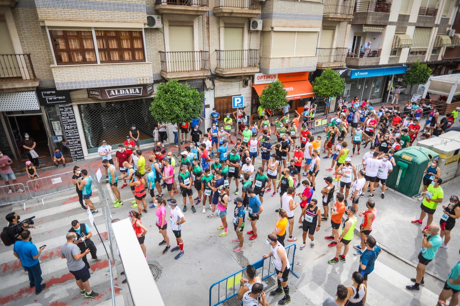 250 corredores, la mitad de ellos locales, participan en la prueba en una espectacular jornada de atletismo y un exigente recorrido por el casco urbano lojeño a lo largo de 10,5 kilómetros