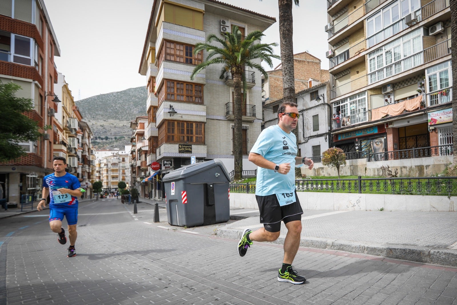 250 corredores, la mitad de ellos locales, participan en la prueba en una espectacular jornada de atletismo y un exigente recorrido por el casco urbano lojeño a lo largo de 10,5 kilómetros