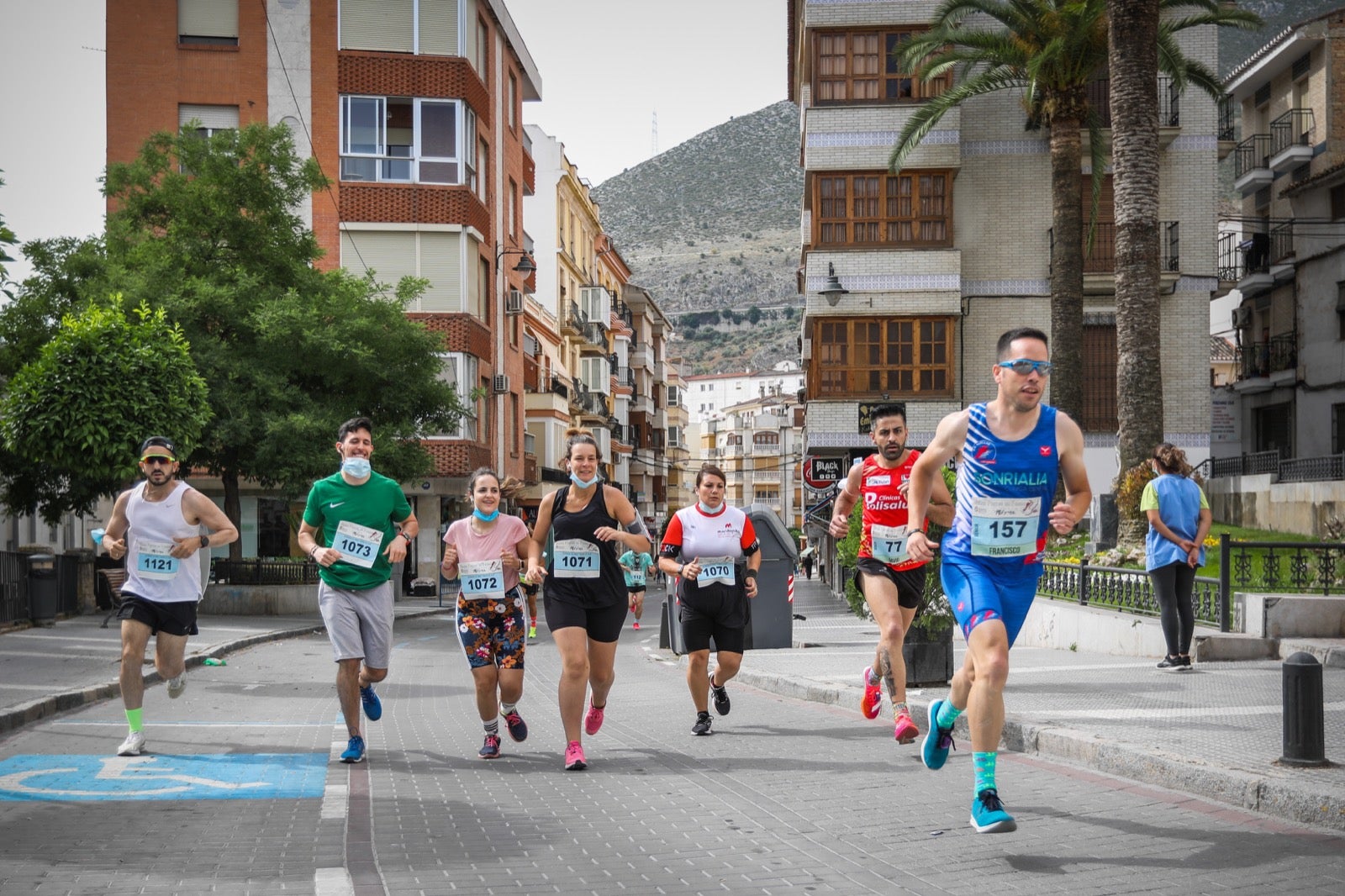 250 corredores, la mitad de ellos locales, participan en la prueba en una espectacular jornada de atletismo y un exigente recorrido por el casco urbano lojeño a lo largo de 10,5 kilómetros