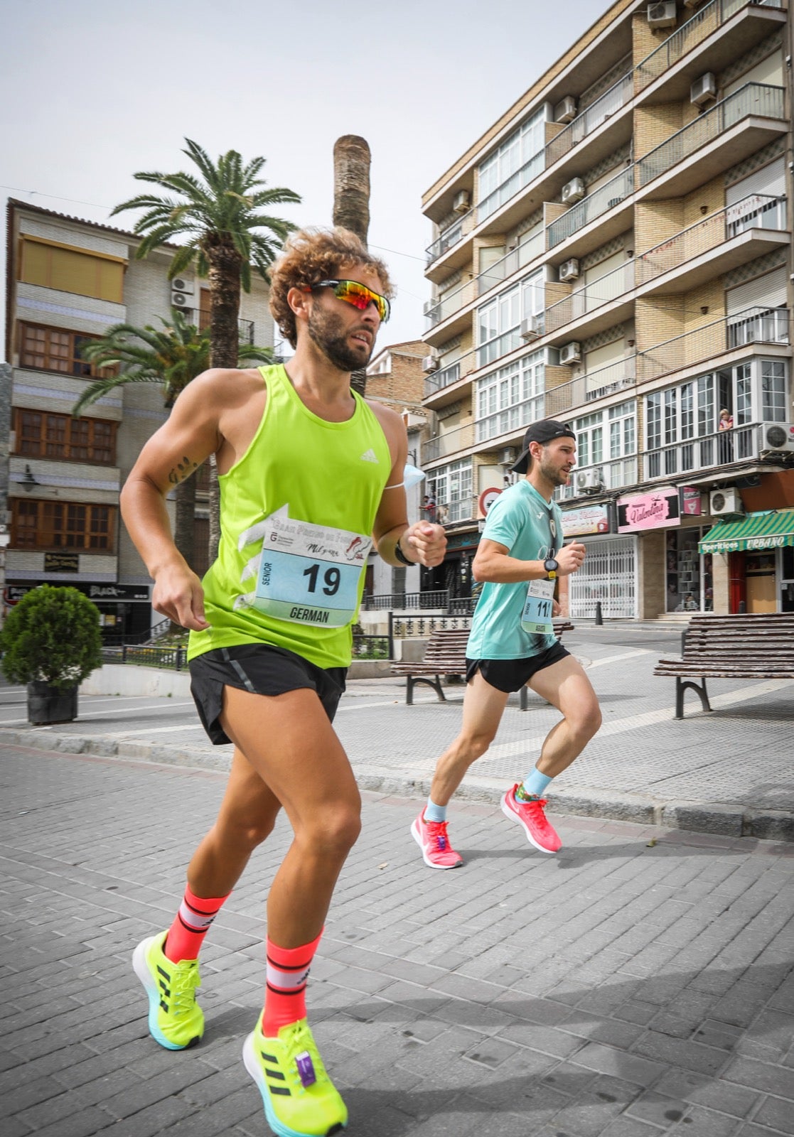 250 corredores, la mitad de ellos locales, participan en la prueba en una espectacular jornada de atletismo y un exigente recorrido por el casco urbano lojeño a lo largo de 10,5 kilómetros
