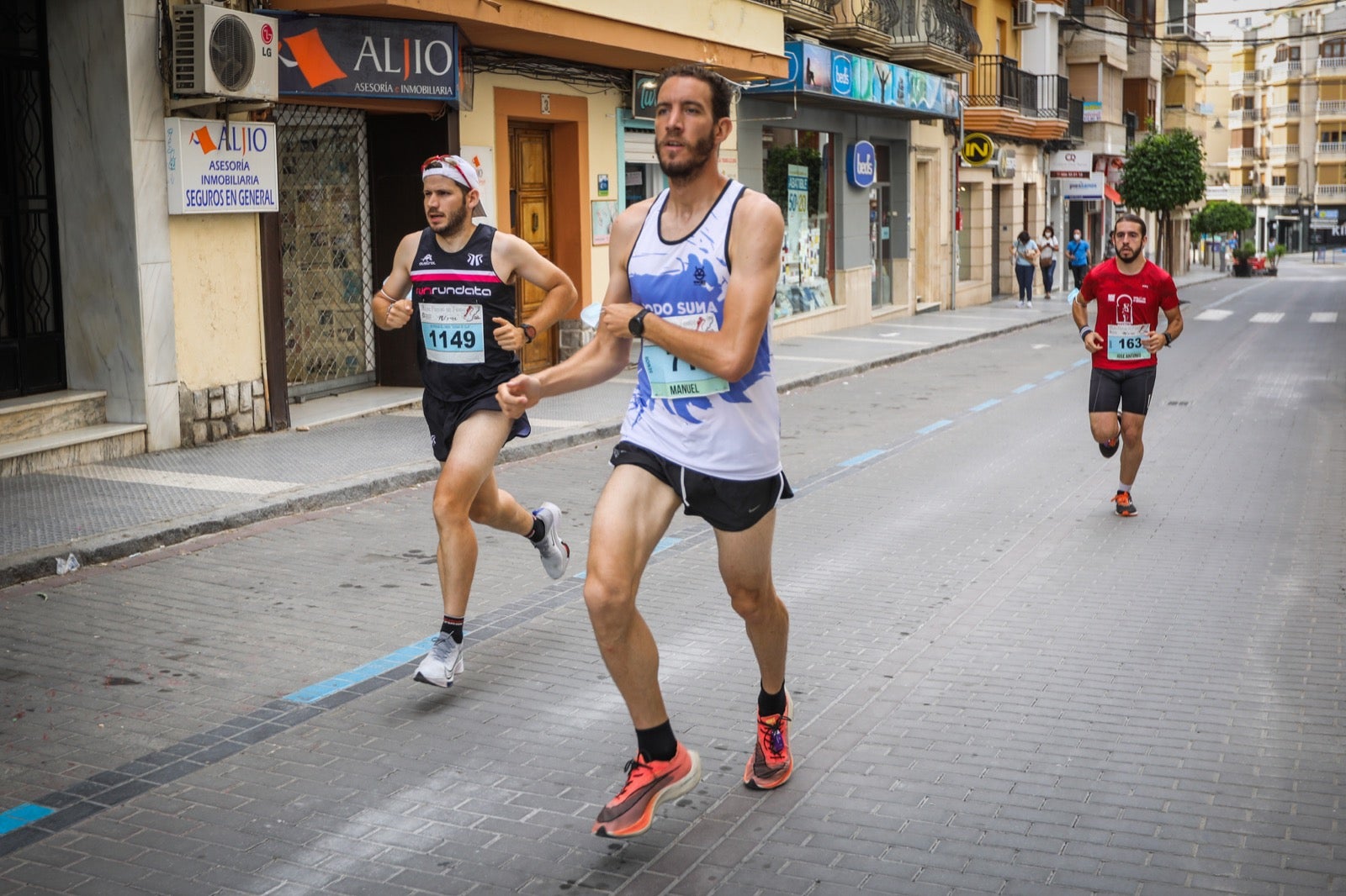250 corredores, la mitad de ellos locales, participan en la prueba en una espectacular jornada de atletismo y un exigente recorrido por el casco urbano lojeño a lo largo de 10,5 kilómetros