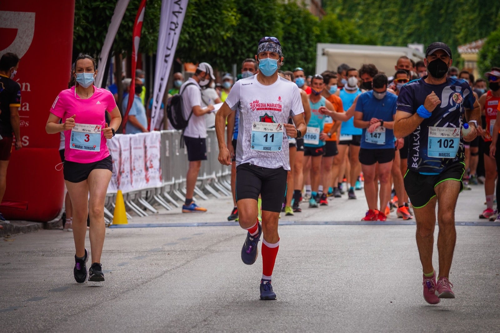 250 corredores, la mitad de ellos locales, participan en la prueba en una espectacular jornada de atletismo y un exigente recorrido por el casco urbano lojeño a lo largo de 10,5 kilómetros