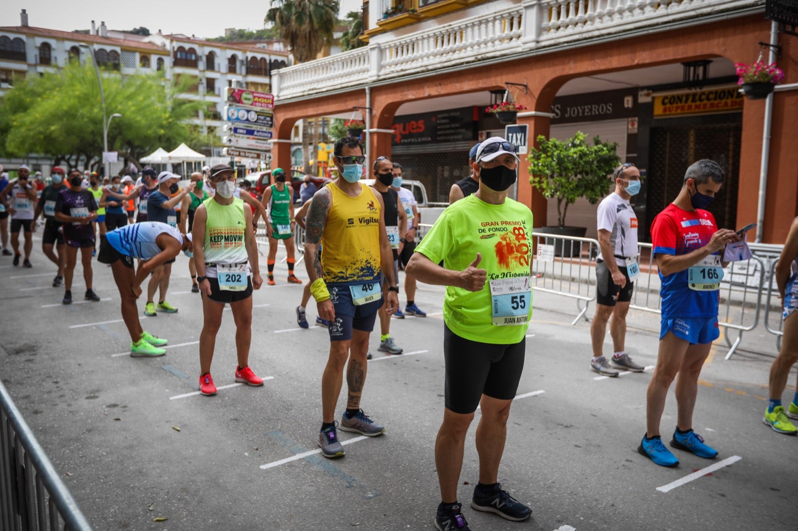 250 corredores, la mitad de ellos locales, participan en la prueba en una espectacular jornada de atletismo y un exigente recorrido por el casco urbano lojeño a lo largo de 10,5 kilómetros