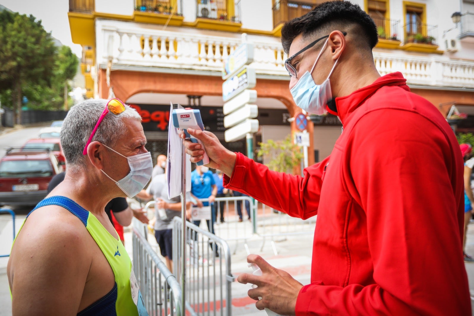 250 corredores, la mitad de ellos locales, participan en la prueba en una espectacular jornada de atletismo y un exigente recorrido por el casco urbano lojeño a lo largo de 10,5 kilómetros