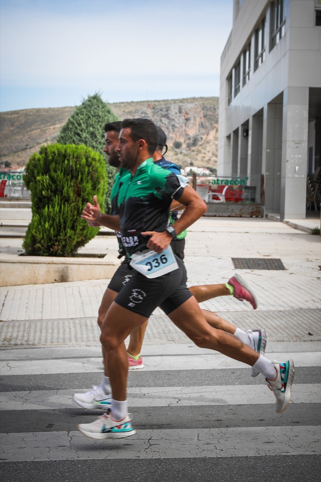 250 corredores, la mitad de ellos locales, participan en la prueba en una espectacular jornada de atletismo y un exigente recorrido por el casco urbano lojeño a lo largo de 10,5 kilómetros