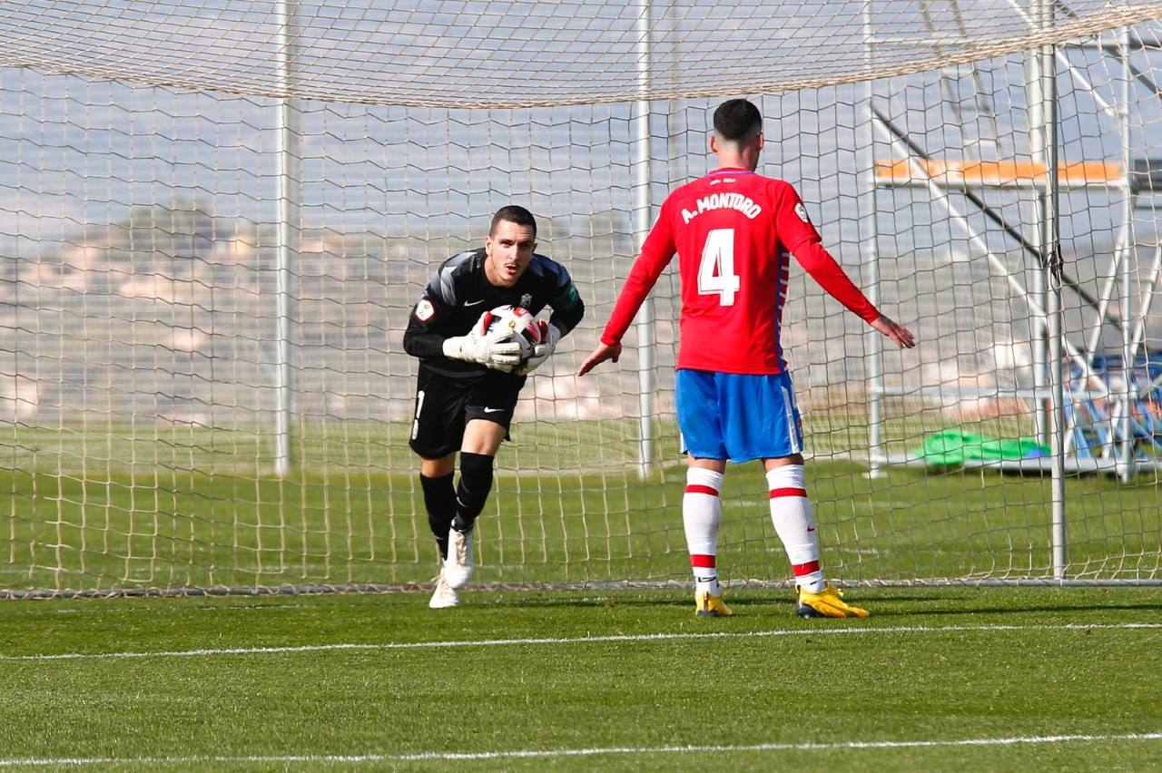 Andorinha atrapa un balón en un partido disputado en la Ciudad Deportiva. 
