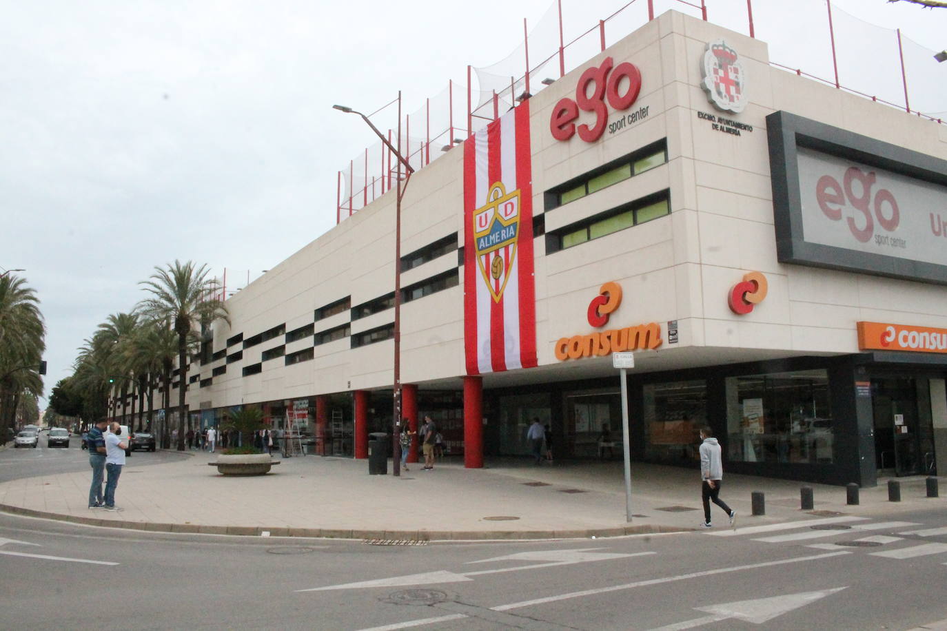 Una gran bandera con el escudo de la UD Almería viste la fachada del Ego Sport Center. 