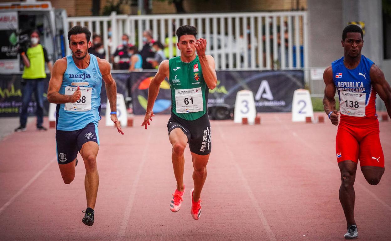 Dani Rodríguez apura los últimos metros de su carrera en los 100 metros lisos. 