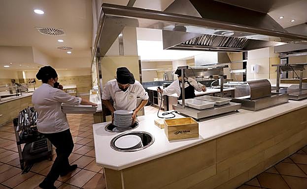 Los hoteles incorporan al personal fijo. 