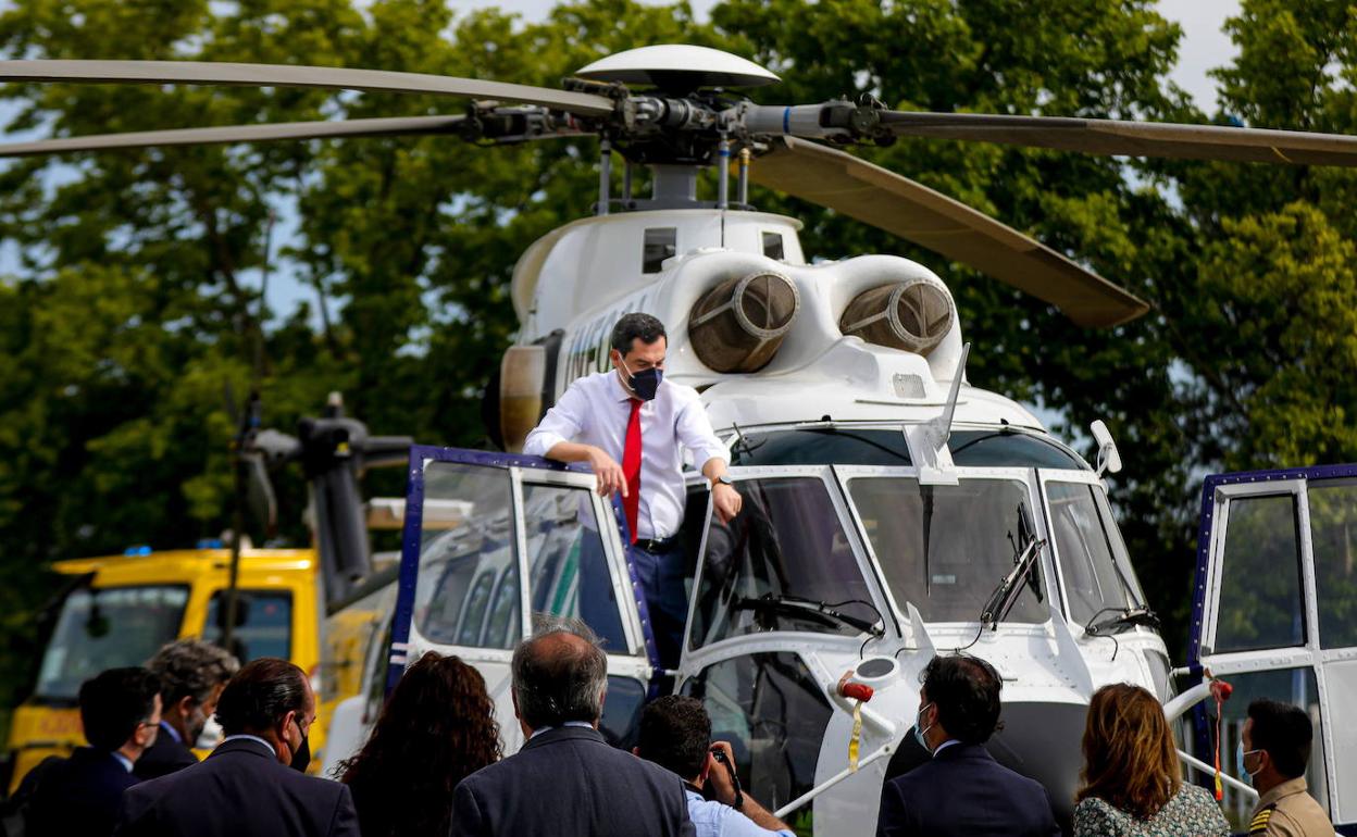 Juanma Moreno, en una imagen de archivo de la presentación de los nuevos helicópteros del Plan Infoca.