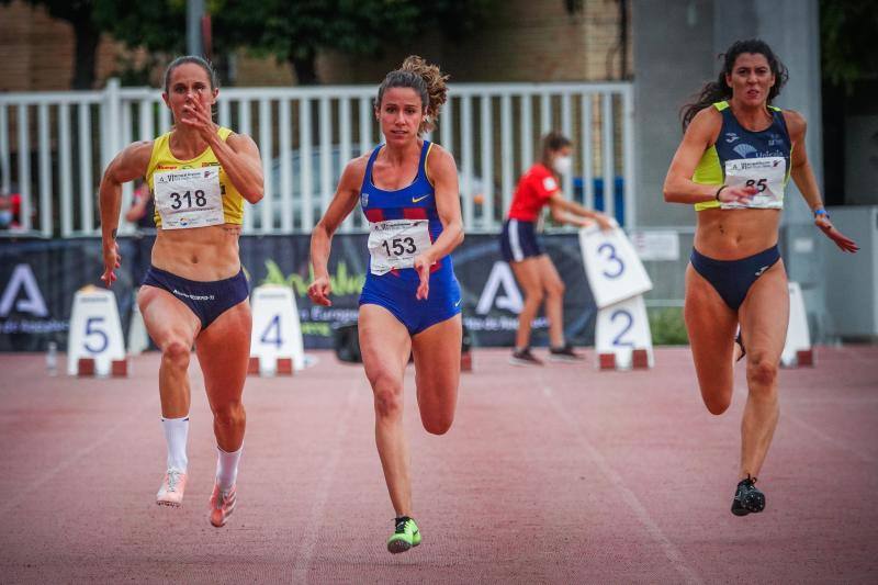 La velocista Cristina Lara se bate con su compañera Sonia Molina, a su derecha. 